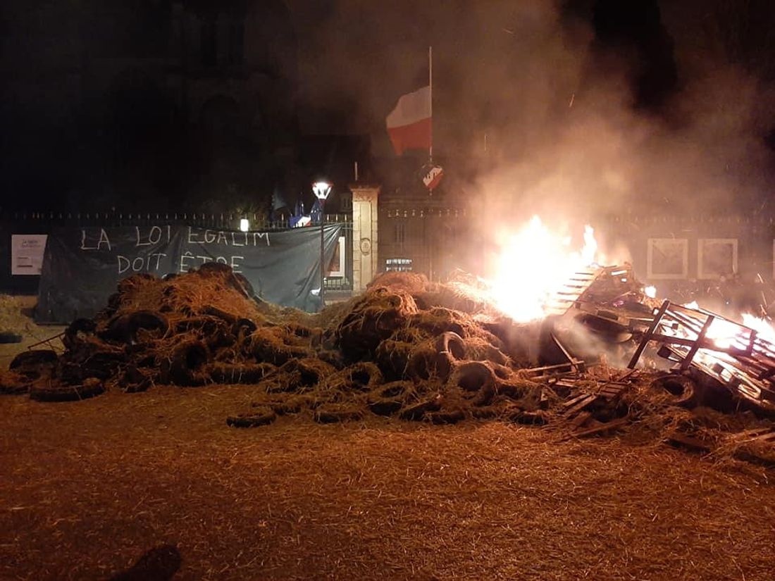 Le brasier des agriculteurs face à la préfecture de la Sarthe ce mardi 15 février